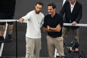 勇士官方晒库里与费德勒合影：黑色球场上的两位传奇